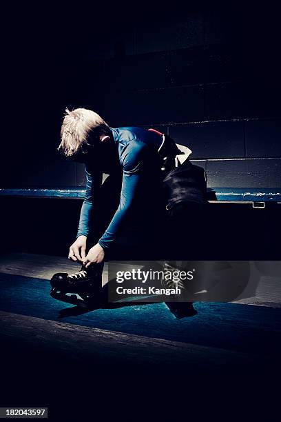 young hockey player-goalie - bad goalkeeper stock pictures, royalty-free photos & images