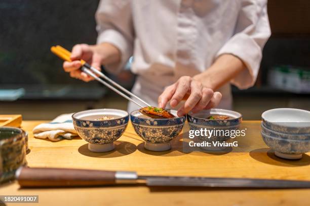 lo chef sta preparando il riso foie gras in giapponese omakase nel ristorante - washoku foto e immagini stock