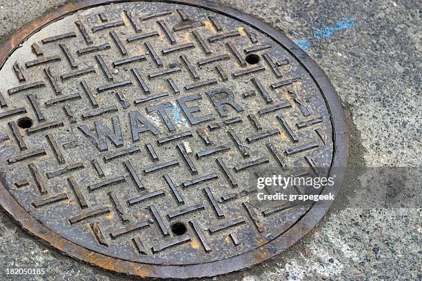 água tampa de bueiro - ralo estrutura construída - fotografias e filmes do acervo