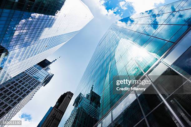 bleu skyscapers manhattan, de wall street, le quartier des finances de new york city - wall street photos et images de collection