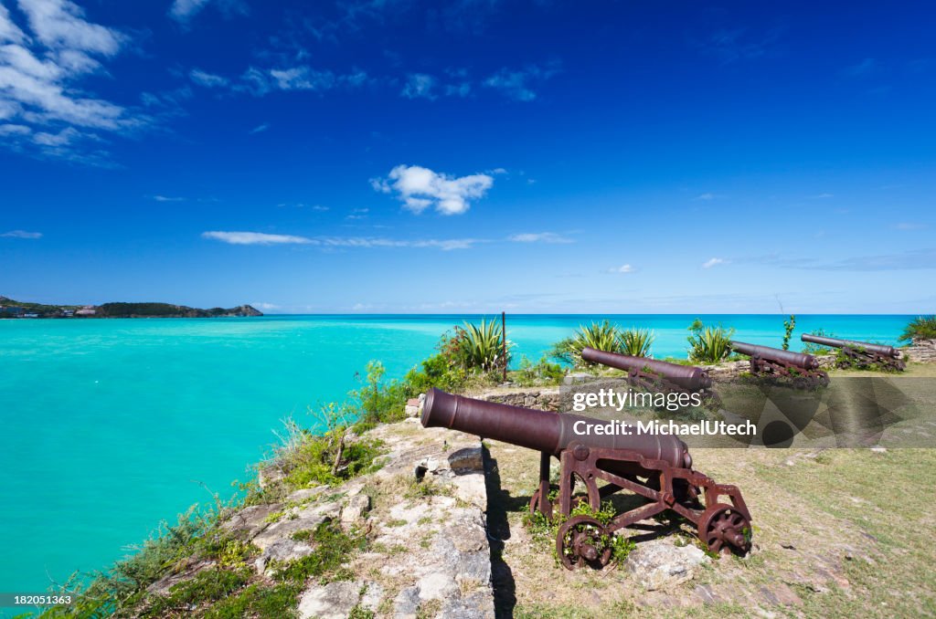 Reihe von Kanonen mit Blick auf das türkisblaue Karibische Meer