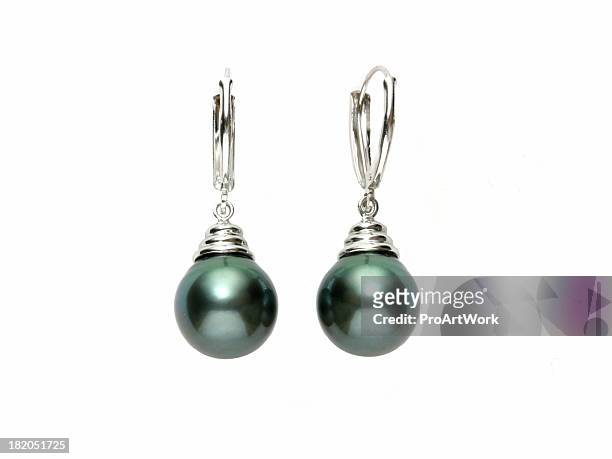 perla nera - orecchino di perla foto e immagini stock