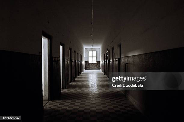alten verlassenen prision corridor - psychiatrische klinik stock-fotos und bilder