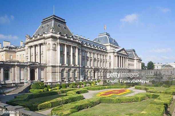park with belgian royal palace in brussels - belgische cultuur stockfoto's en -beelden