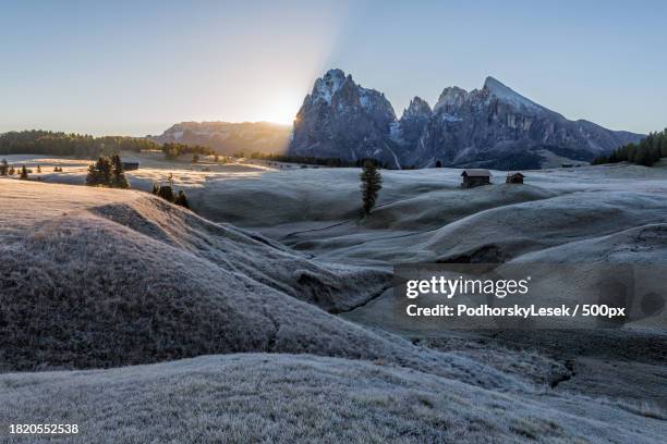 scenic view of snowcapped mountains against clear sky,colfosco,italy - colfosco stock-fotos und bilder