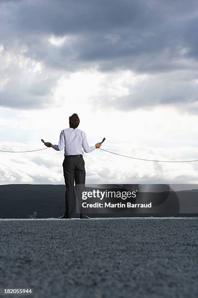 homem ao ar livre com o auscultador de telefone - landline phone imagens e fotografias de stock