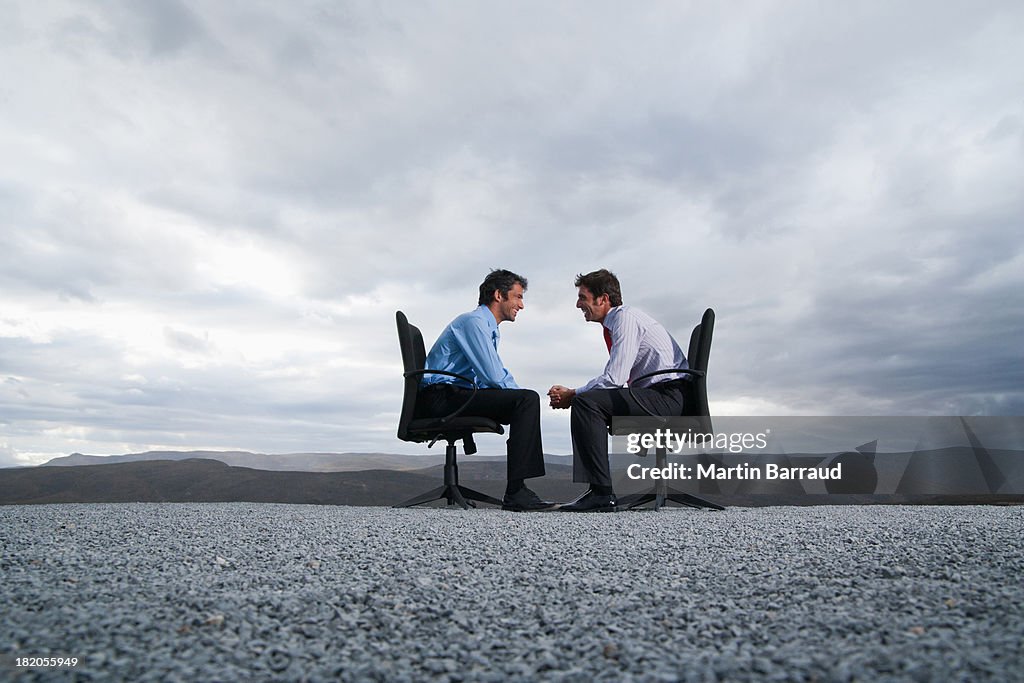 Deux hommes assis dans le bureau des chaises en plein air