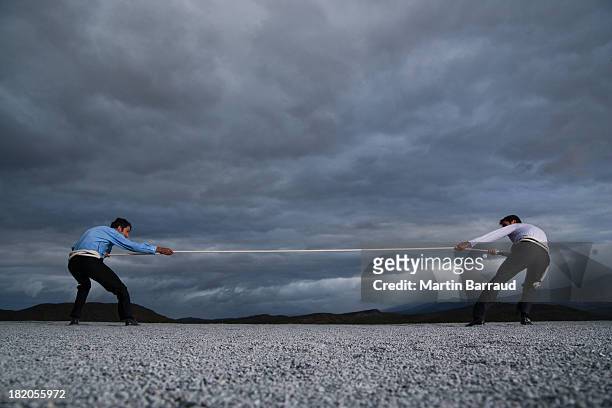 dos hombres al aire libre en cuerda de guerra - lucha de la cuerda fotografías e imágenes de stock