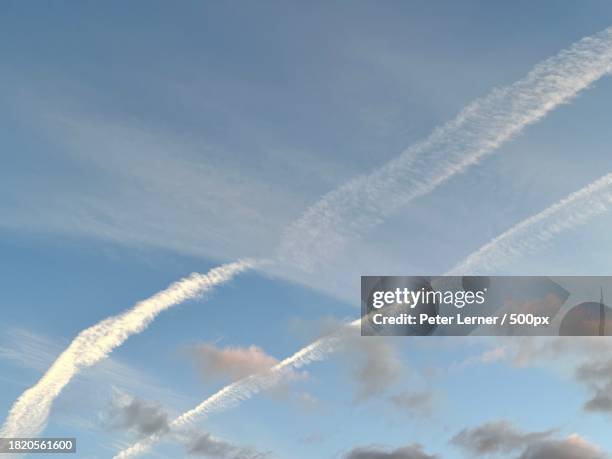 low angle view of vapor trail in sky,springfield,oregon,united states,usa - ship on fire stock pictures, royalty-free photos & images