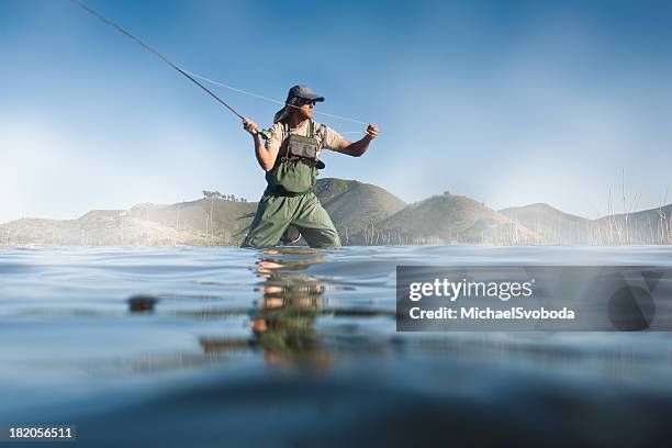 mosca fisherman casting - pescaria com iscas artificiais - fotografias e filmes do acervo