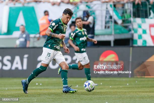 Gustavo Gomez of Palmeiras controls the ball in front of Marcos Rocha of Palmeiras during the match between Palmeiras and Fluminense as part of...