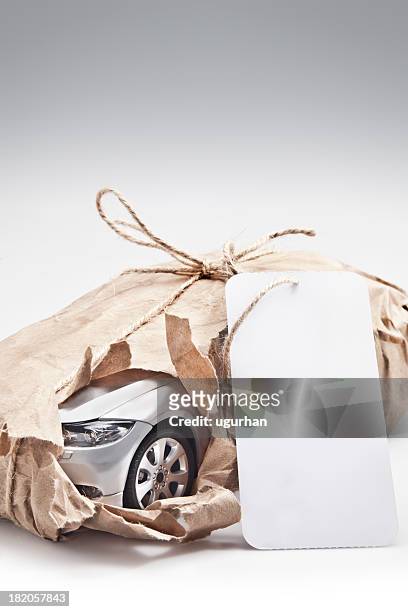 geschenk - covered car stock-fotos und bilder