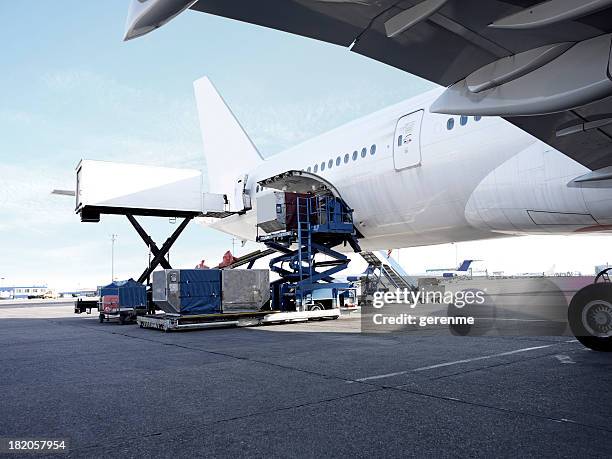 passenger plane - lasta bildbanksfoton och bilder
