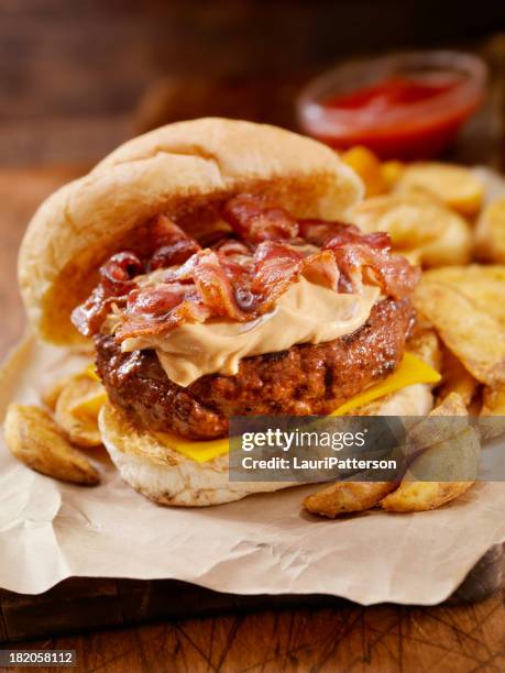 erdnussbutter-bacon burger - bacon cheeseburger stock-fotos und bilder
