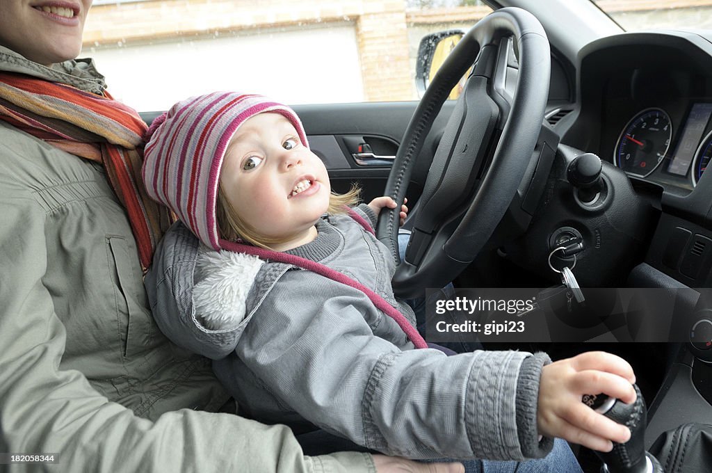 Niño de conducción