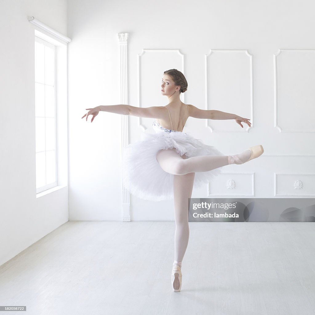 Bailarina de Ballet em branco studio