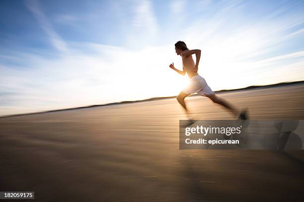 männliche läufer für ein trainings-lauf bei sonnenuntergang - blurred running sunset stock-fotos und bilder