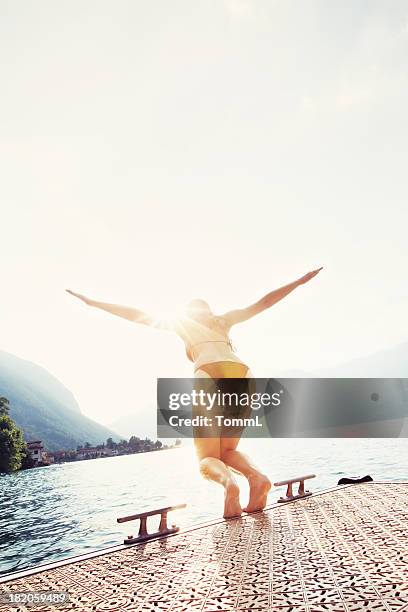 frau springen in see - den sprung wagen stock-fotos und bilder