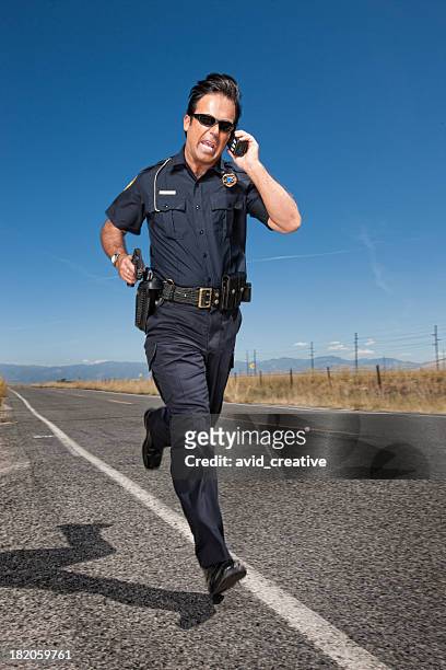 警察官刑事道路を追う - 追う ストックフォトと画像