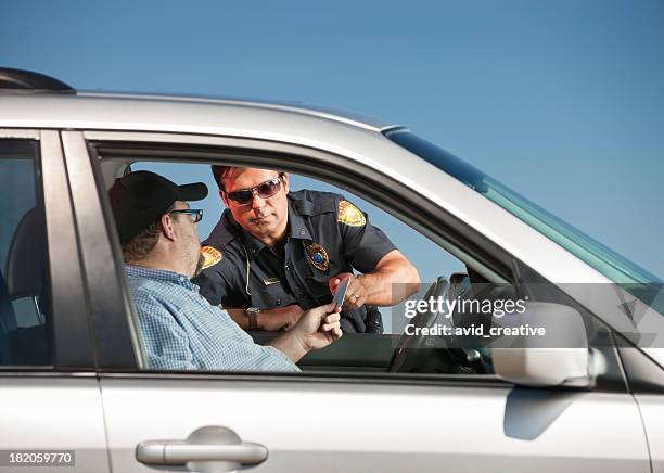 motorist di consegnare ufficiale di polizia la licenza - vehicle registration foto e immagini stock