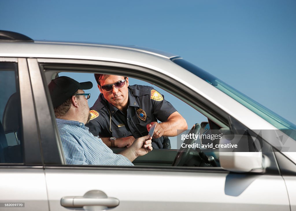 Motorist entregar polícia a sua licença