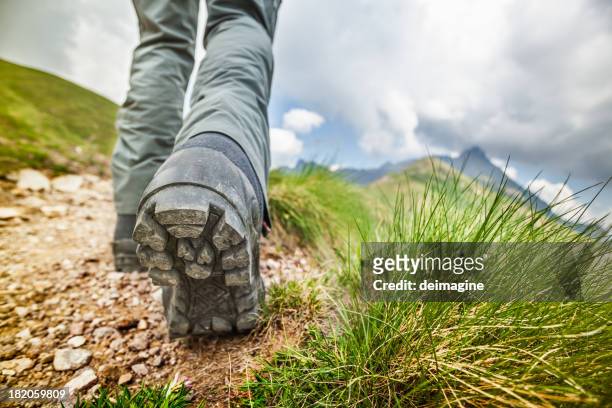 wanderer gehen auf mountain trail - hiking shoes stock-fotos und bilder