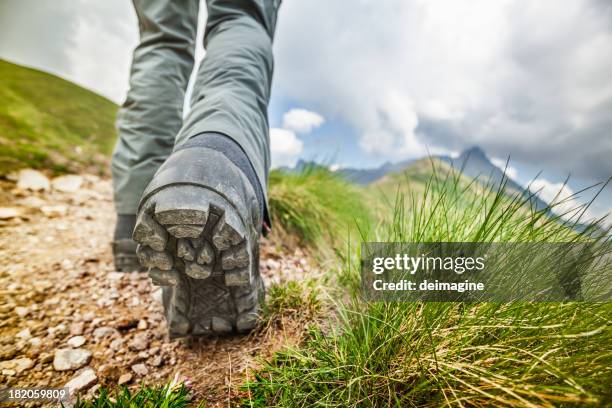 botas sendero para caminatas por la montaña - botas azules fotografías e imágenes de stock