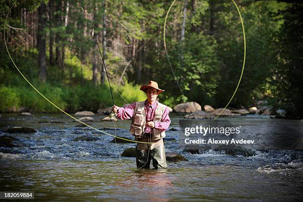 fly fisherman - fliegenfischen stock-fotos und bilder