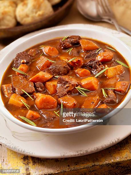 irish stew with biscuits - kalfsvlees stockfoto's en -beelden