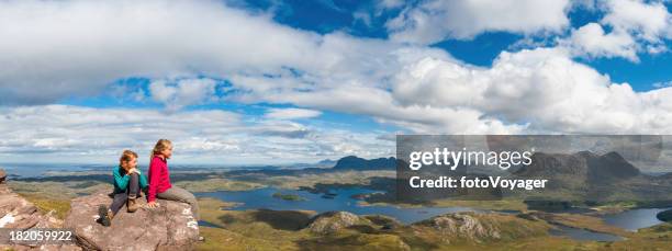young hikers looking over mountain wilderness panorama - sutherland scotland stockfoto's en -beelden