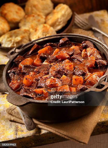 irish stew mit biscuits - osso bucco stock-fotos und bilder