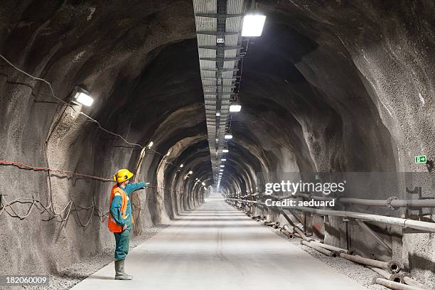 pointing downward in a tunnel/mine - ondergrond stockfoto's en -beelden