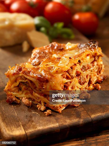 authentische italienische fleisch lasagne - lasagne stock-fotos und bilder