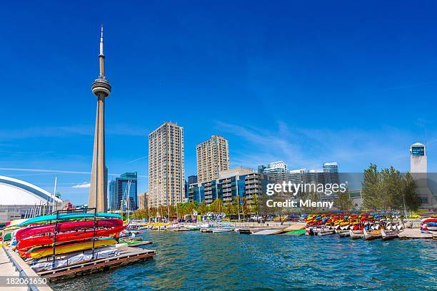 toronto harbour front im sommer kanada - lake ontario stock-fotos und bilder