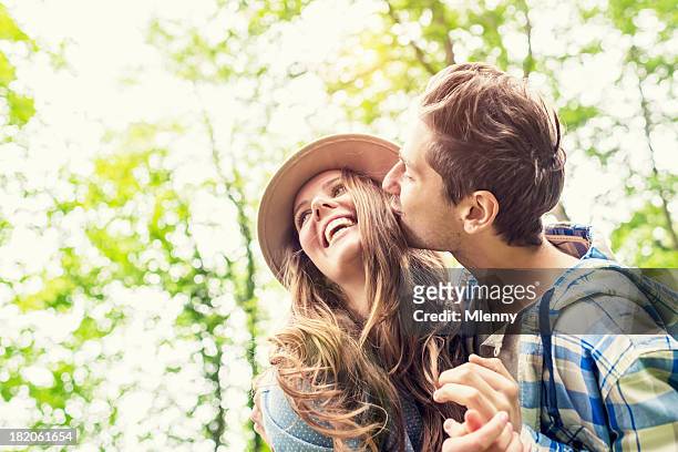 joyeux couple amoureux de la nature vert été - young boy and girl in love photos et images de collection