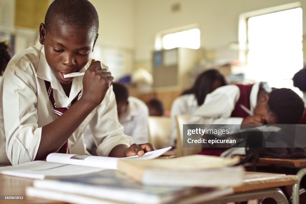 Imagem de grande plano rapaz estudar África do Sul