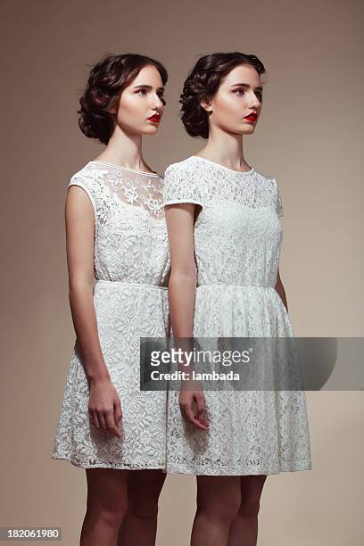 wunderschöne twinsize-betten - girl dress romantic stock-fotos und bilder