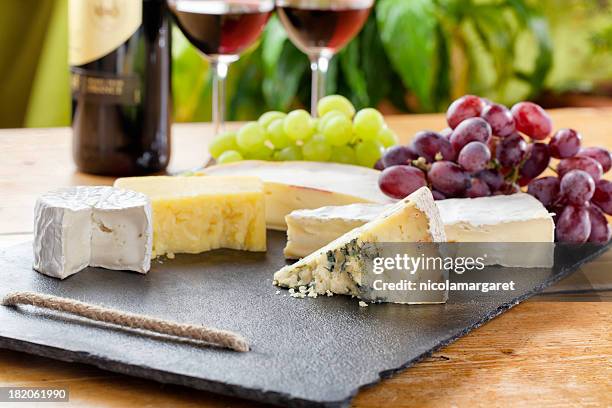 plateau de fromages et vin rouge - cheese board photos et images de collection