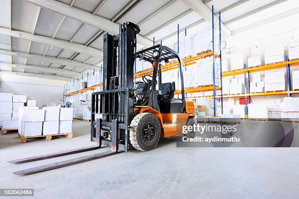 lagerhaus - forklift stock-fotos und bilder