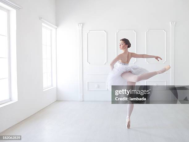 ballett-tänzerin im white studio - ballett stock-fotos und bilder