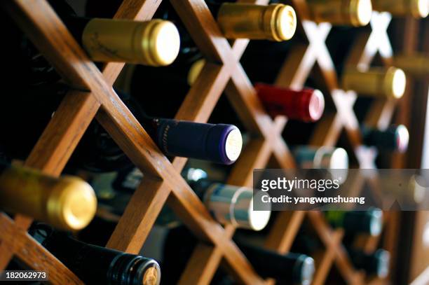 gradevin - wine bottle fotografías e imágenes de stock