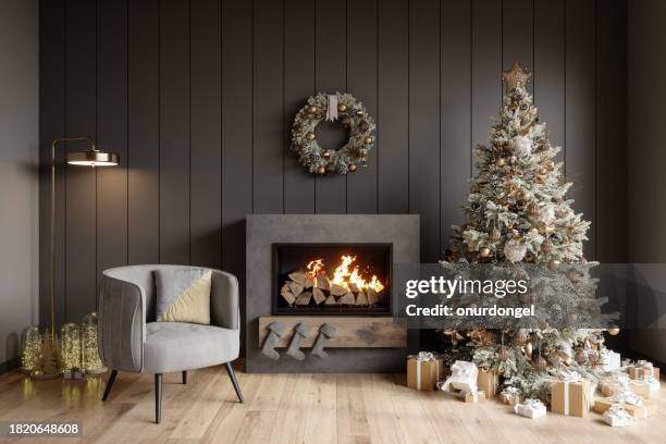 modernes wohnzimmer-interieur mit weihnachtsbaum, geschenkboxen, kamin und sessel - weihnachten girlande stock-fotos und bilder