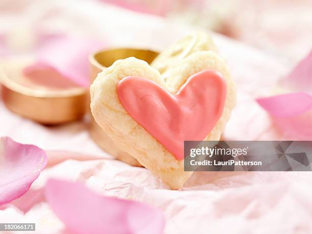 biscuits en forme de cœur pour la saint-valentin - biscuit au sucre photos et images de collection