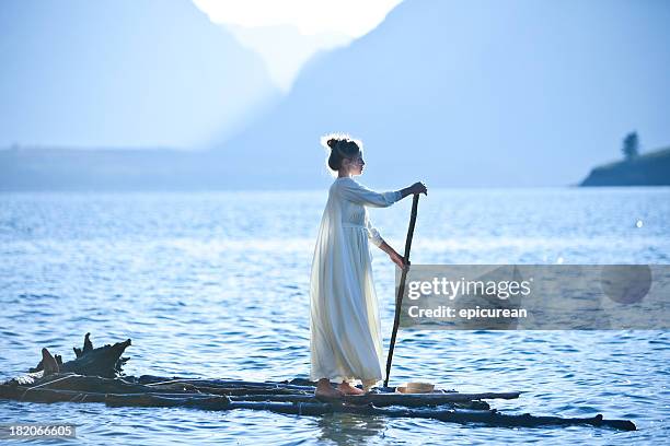 belle femme sur un radeau - bois coupé photos et images de collection