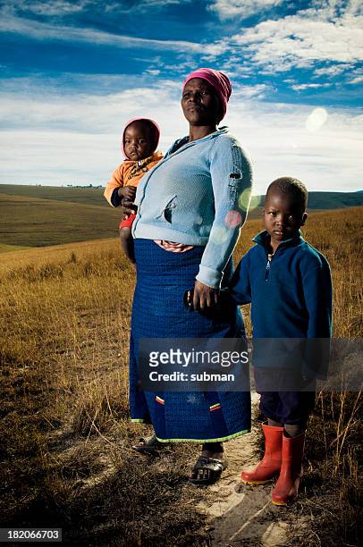 mutter und kinder - rural africa family stock-fotos und bilder