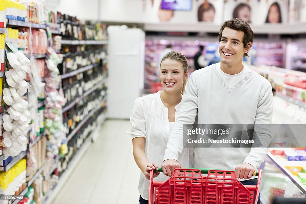 Coppia Shopping nel negozio di alimentari