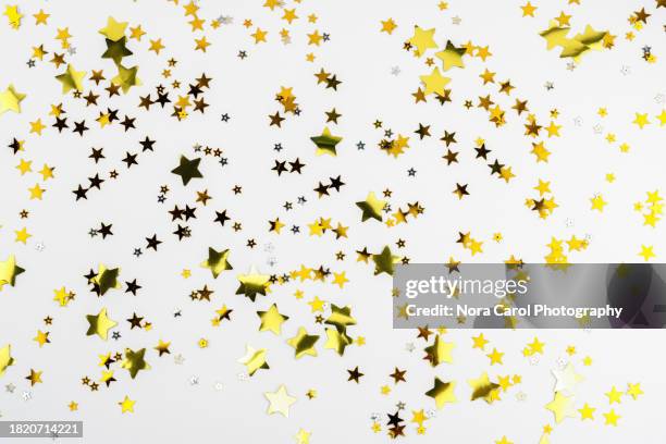 gold star shape background on white background - star confetti white background stockfoto's en -beelden