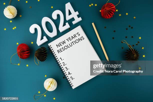 new year's resolutions on notepad with number 2024 on green background - resolução de ano novo - fotografias e filmes do acervo