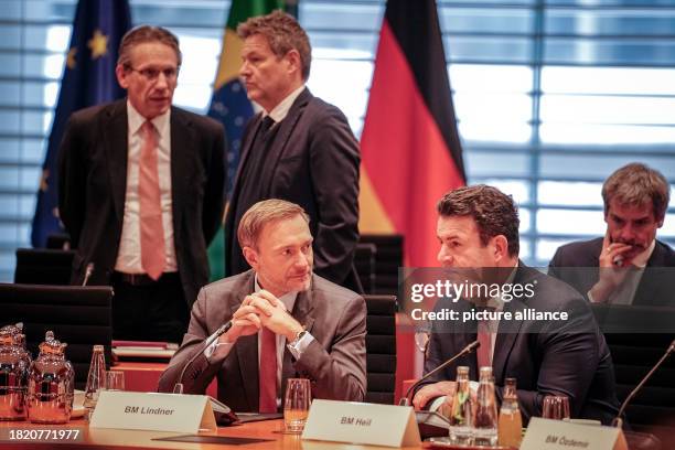 December 2023, Deutschland, Berlin: Jörg Kukies , wirtschaftspolitischer Berater des Bundeskanzlers, Robert Habeck , Bundesminister für Wirtschaft...