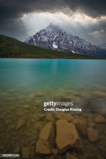 banff national park, kanada - lake louise skigebiet stock-fotos und bilder